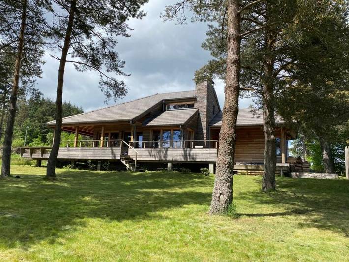 Gîte pour 10 personnes, avec Jacuzzi et Jardin ainsi que Piscine et Sauna en Haute-Loire