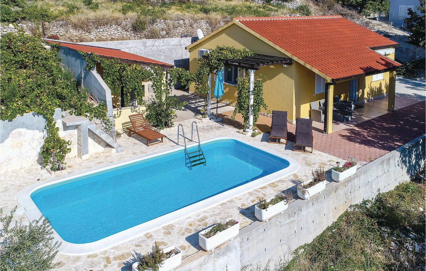 Gemütliches Apartment am Strand mit Pool und Terrasse, nur wenige Schritte vom Strand entfernt in Potomje, Dubrovnik-Neretva