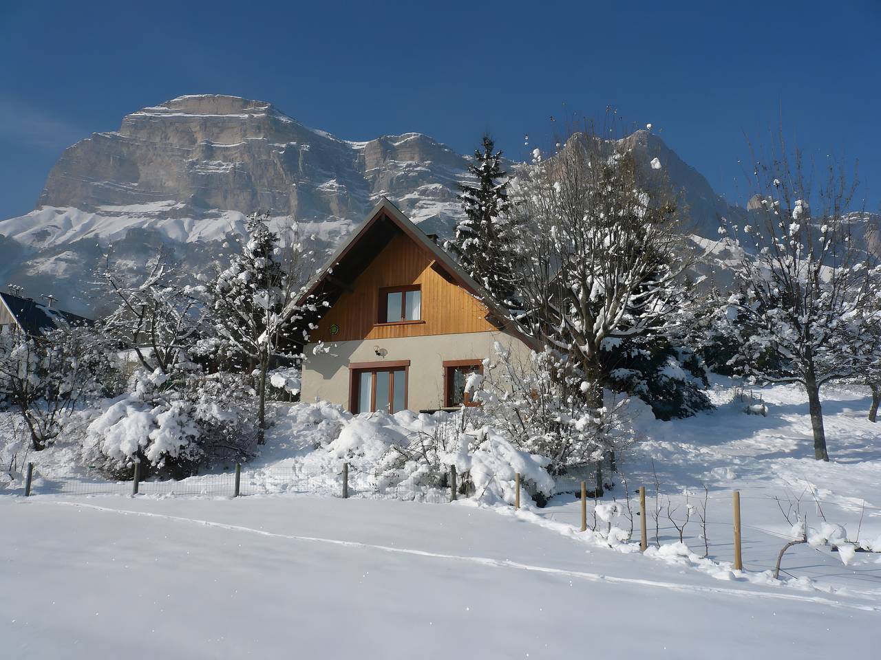 Chalet « Chartrousin » : Vue Montagne, Terrasse Privée et Wi-Fi in Saint-Hilaire (Isère), Isère