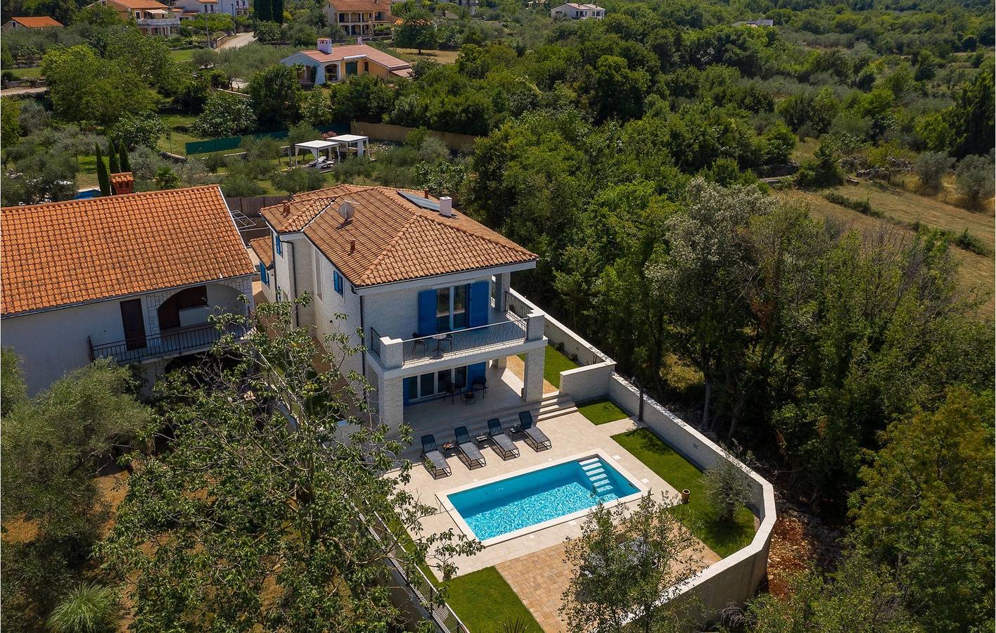 Geräumige 2-Zimmer-Wohnung mit Pool, WLAN und 2 km entferntem Strandzugang in Malinska-Dubašnica, Krk