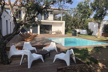 Location de vacances pour 14 personnes, avec jardin et balcon dans Office De Tourisme De Sainte Lucie De Porto Vecchio