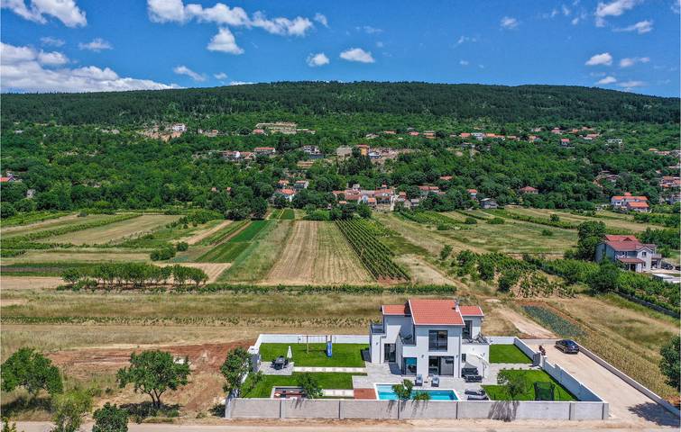 Geräumige 180 m² große Wohnung mit Pool in der Nähe des Flusses Sija und des Prološko-Sees in Imotski, Makarska Riviera