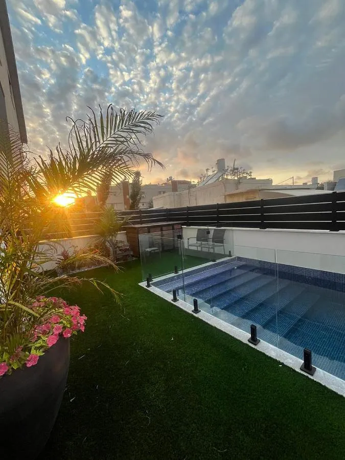 Casa de vacaciones para 6 personas, con terraza y vistas además de piscina y jardín - 1