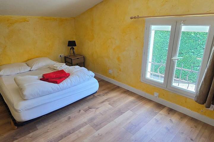 Enclosed air-conditioned house near St Emilion with garden and private pool in Tayac, Región de Libourne