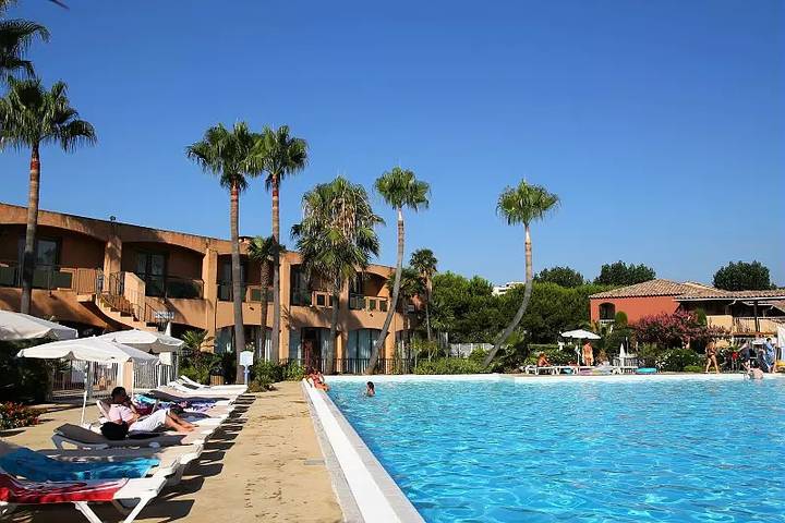 Gîte pour 4 personnes, avec terrasse et jardin ainsi que vue et piscine, animaux acceptés dans Port de Cannes Marina - 2