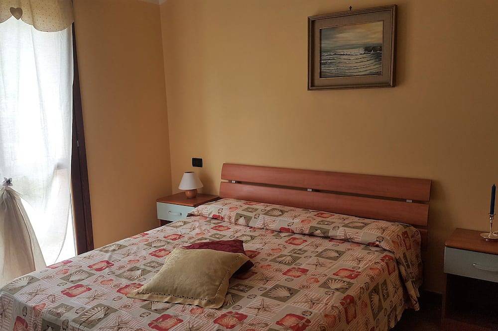 Giulia Wohnung in Villa mit Gartenparkplatz geteilter Innenpool in Oneglia, Imperia