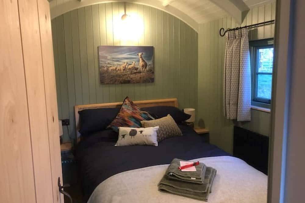 Luxury Shepherd's Hut with woodburner in Ashford region