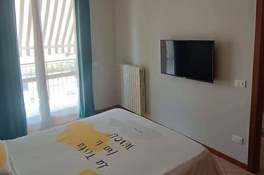 Ganze Wohnung, A 10-minute walk from Lake Garda, quiet area, a playground 80 m in Puegnago sul Garda, Gardasee-Berge
