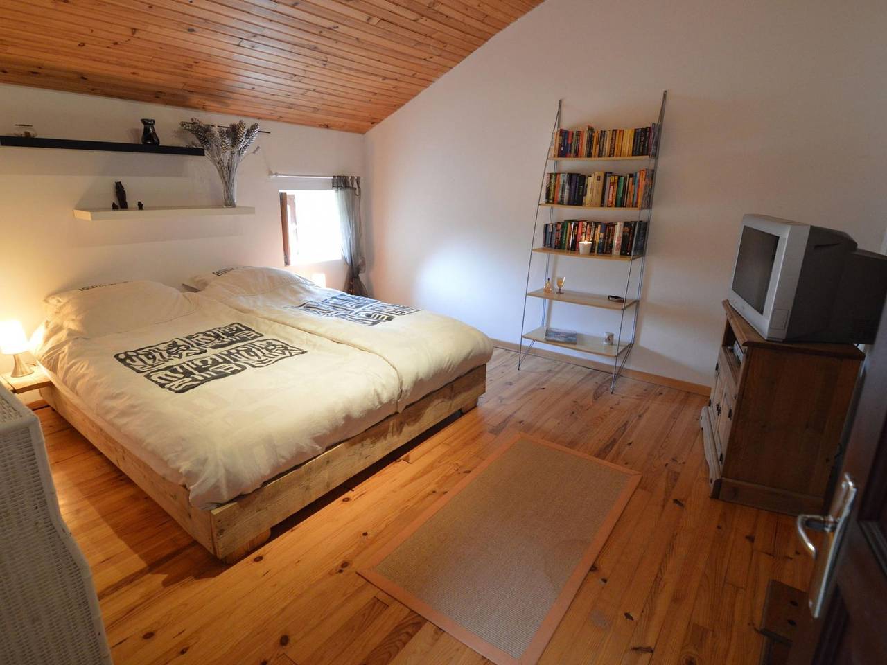Beautiful holiday home in Frontenay sur Dive with terrace in Saint-Jean-de-Sauves, Vienne