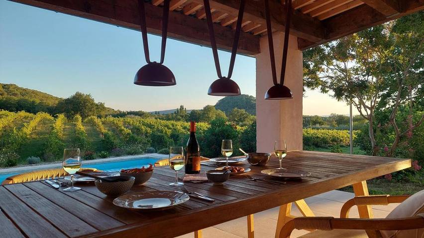 Location de vacances pour 3 personnes, avec Terrasse et Jardin ainsi que Piscine et Vue à Clansayes