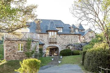 Château pour 28 personnes, avec jacuzzi ainsi que piscine et jardin dans l' Aveyron