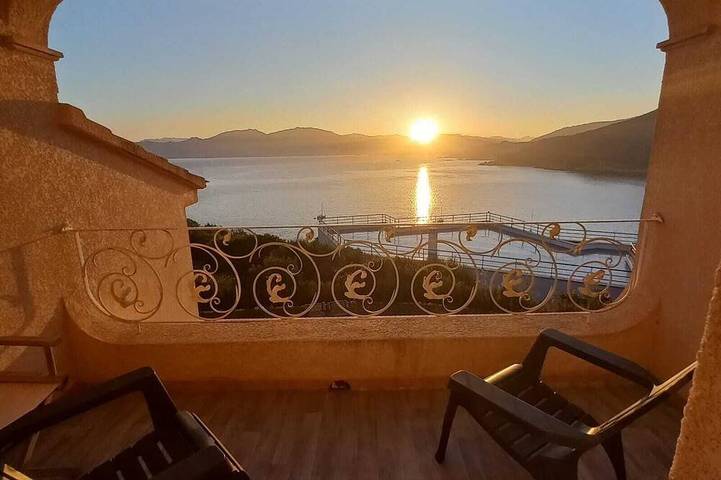 Villa for 8 people, with garden and hot tub as well as terrace - 1