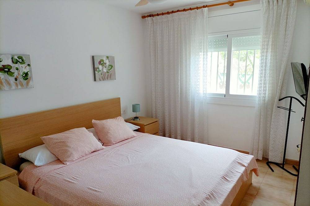 Villa situada a 500 m de la playa con piscina privada y gran jardín vallado in Creixell, Costa Dorada