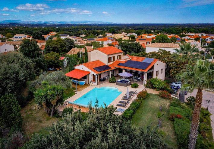 Villa pour 12 personnes, avec Balcon et Terrasse ainsi que Jardin et Piscine