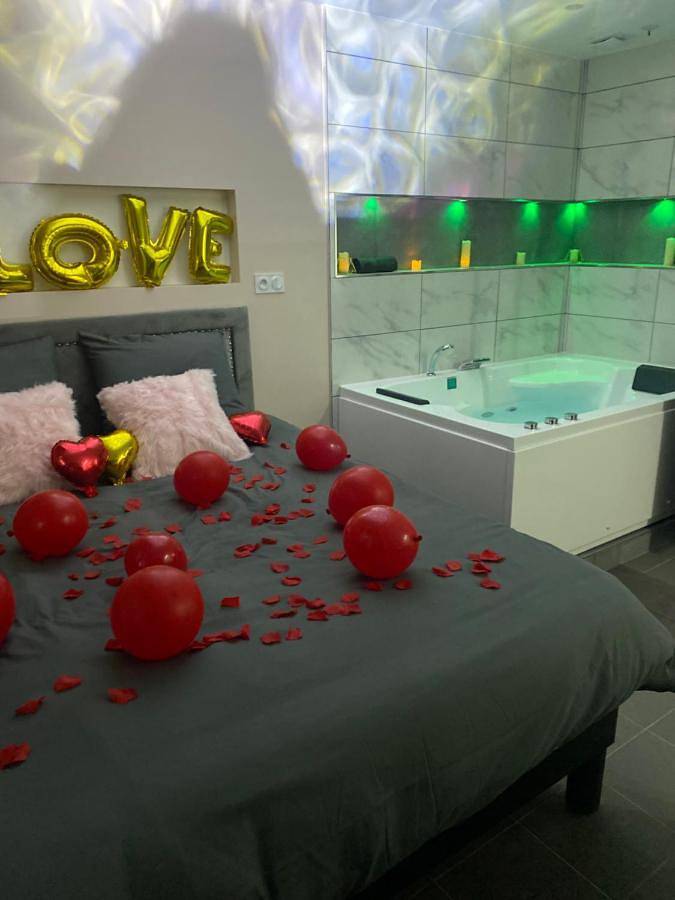 Gîte pour 2 personnes, avec Jacuzzi à Fleury-Mérogis