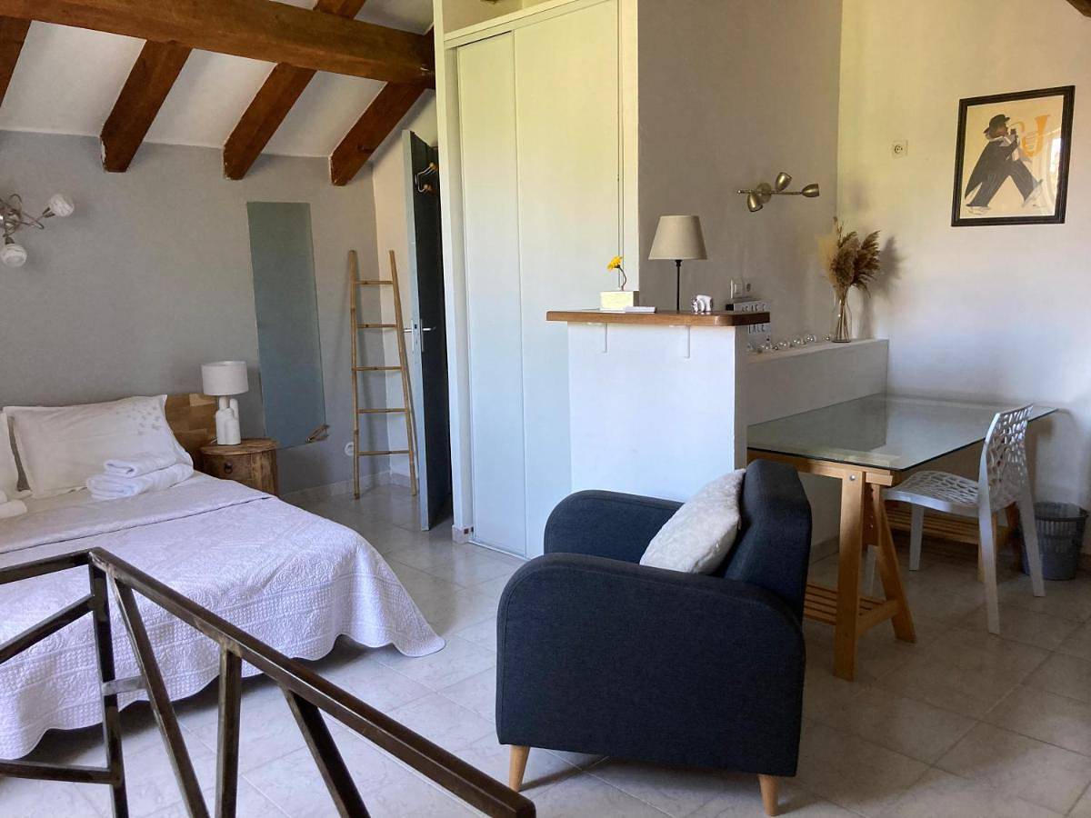 Appartement entier, Maison Kyprea: charmant appartement /duplex , spacieux, tout confort avec terrasse extérieure privée, parking privatif , vue pittoresque sur la citadelle de Corté et les montagnes. in Corte, Parc naturel régional de Corse
