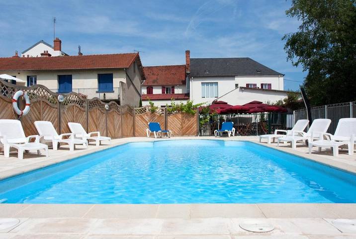 Hôtel pour 2 personnes, avec jardin et bassin pour enfant ainsi que vue et piscine, animaux acceptés à Digoin