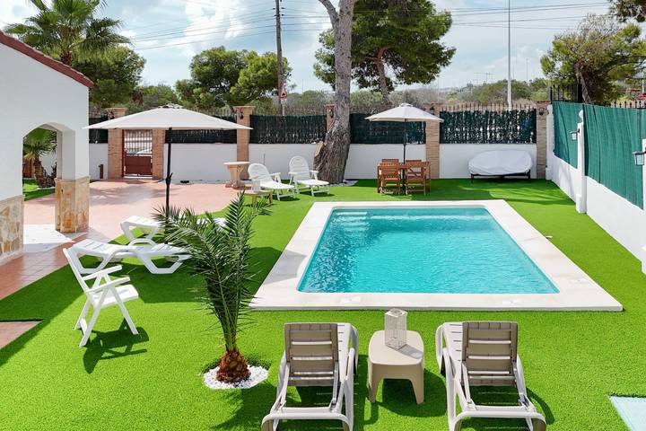 Chalet in Punta Prima with sea views, Wi-Fi, and air conditioning in Punta Prima (Alicante), Orihuela