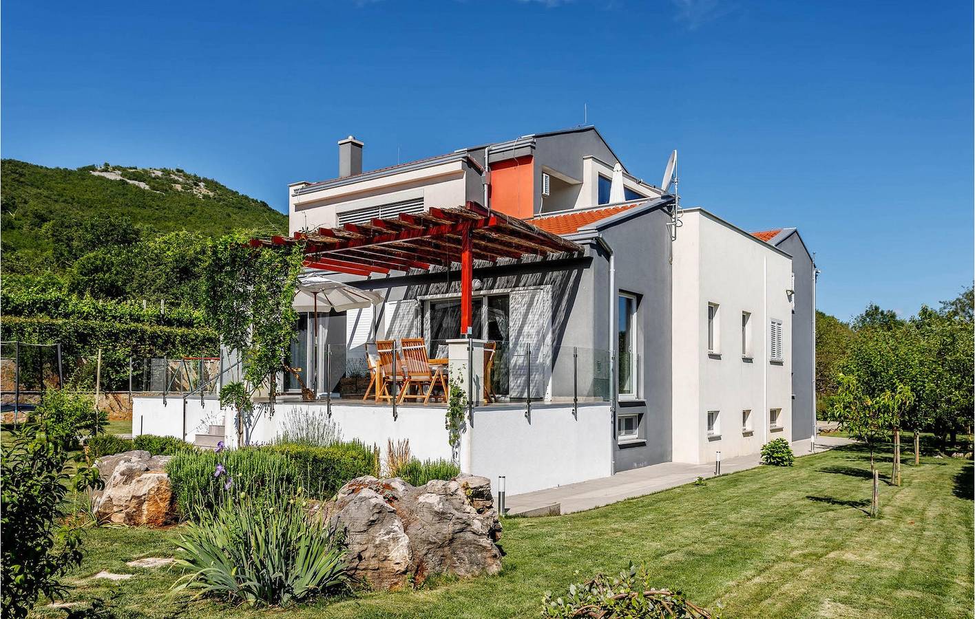 Reizende 1-Zimmer-Wohnung mit Pool, WLAN und Parkplatz in Dalmatinisches Zagora