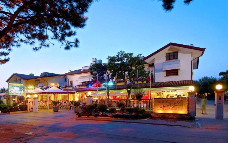 Camping für 4 Personen, mit Terrasse und Garten sowie Kinderpool und Pool in Jesolo