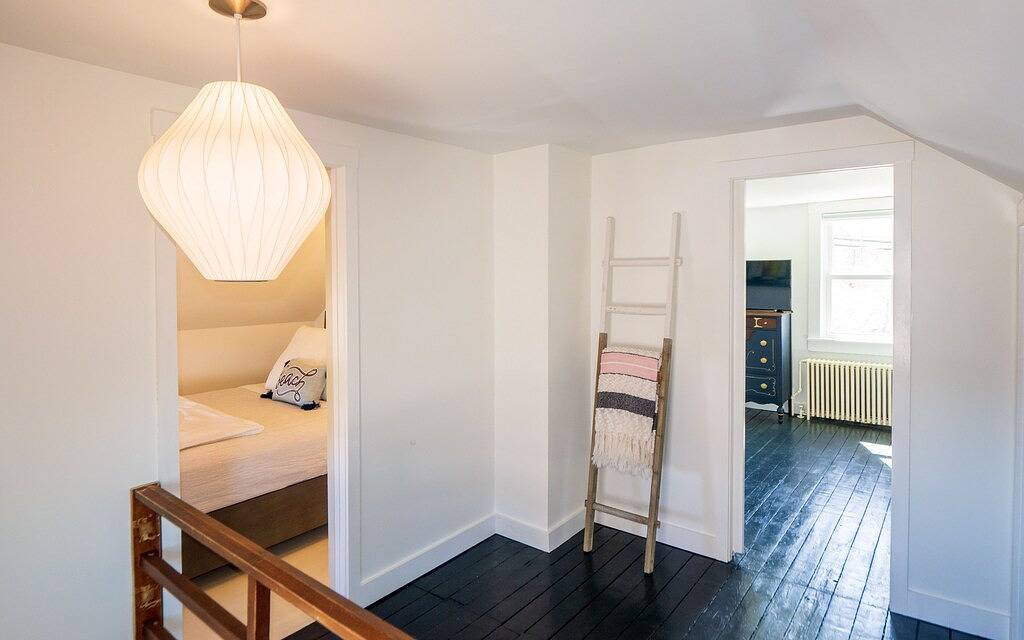 Walk to Beach/Cliff Walk! Fantastic Location! Winter Rentals! Fenced yard! Pets! in Middletown, Newport County