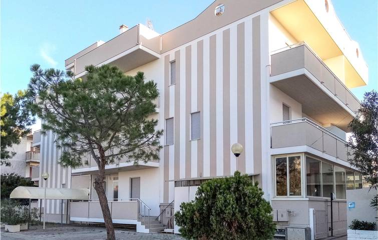 Ganze Ferienwohnung, 1.5km Strandwohnung mit Pool und Terrasse in Alba Adriatica, Teramo Provinz