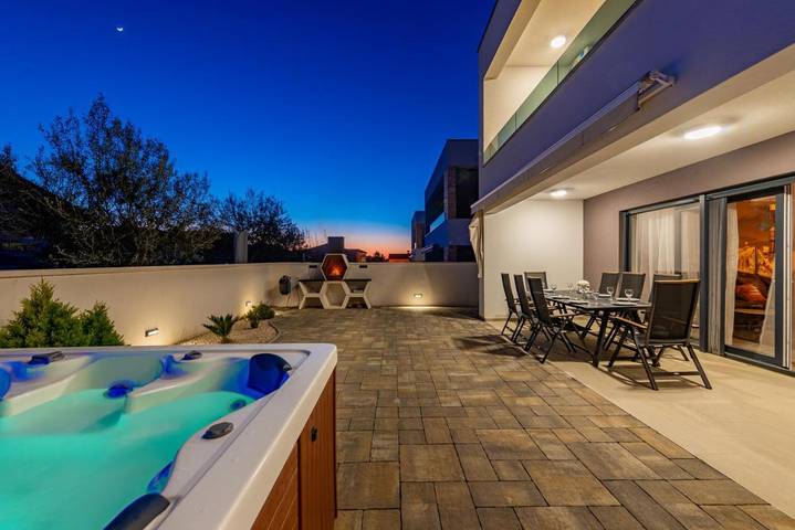 Villa pour 8 personnes, avec Balcon et Jacuzzi ainsi que Terrasse et Jardin dans Vir - 2