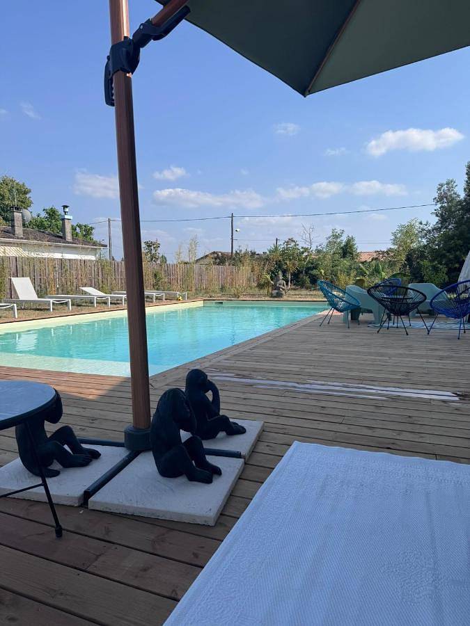 Location de vacances pour 12 personnes, avec Terrasse ainsi que Jardin et Piscine à Ambarès-et-Lagrave