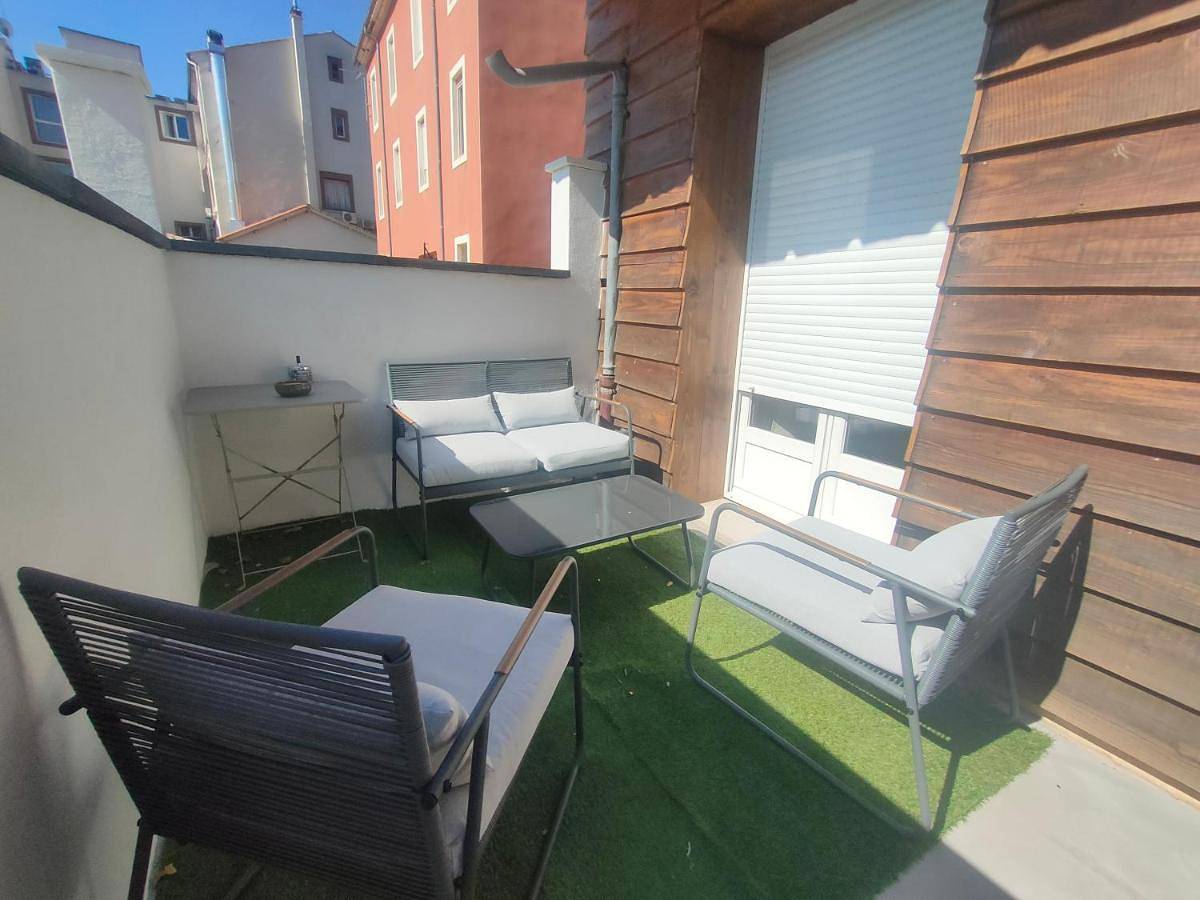 Appartement entier, 2 pièces en Rdc climatisé avec terrasse et parking privé in Bédarieux, Région de Béziers