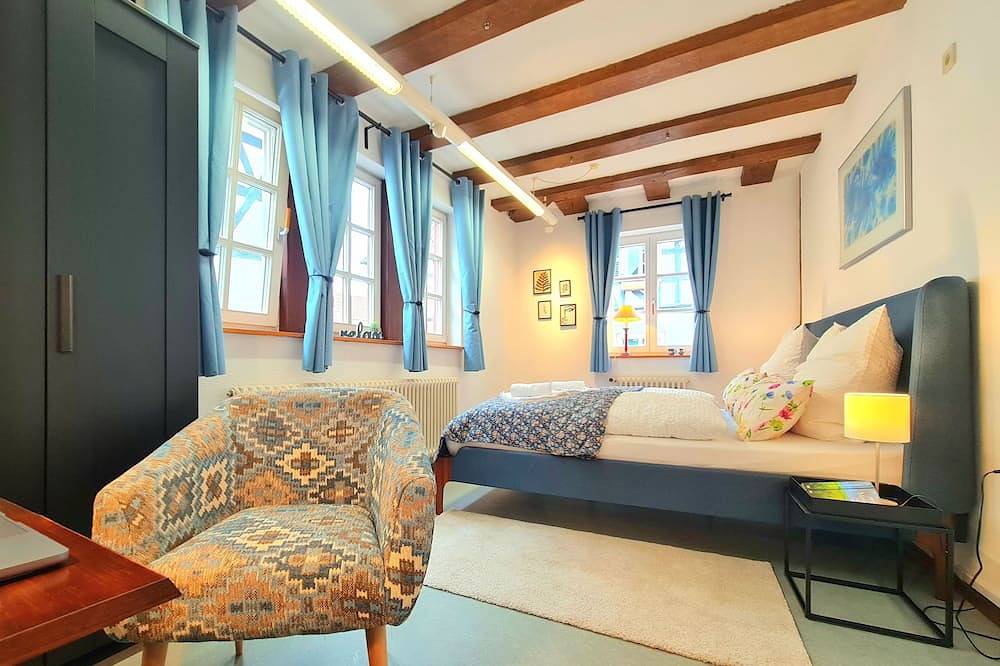 Avahome: Haus für 16 Personen mitten in Kandel, Wlan, Netflix, Küche, Parkplätze in Kandel, Rheinebene