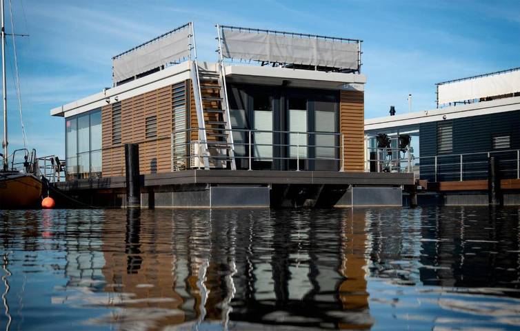 Hausboot für 4 Personen, mit Ausblick und Seeblick sowie Terrasse in Friesland - 2