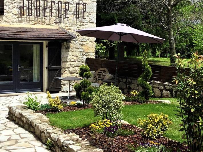 Location de vacances pour 2 personnes, avec jardin et piscine ainsi que vue et terrasse à Cabrerets - 4