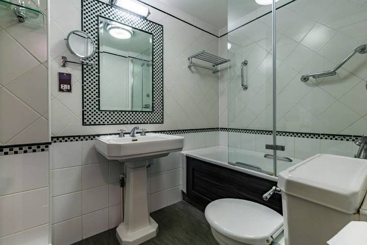 Hôtel pour 10 personnes, avec piscine et sauna ainsi que jacuzzi et terrasse dans Saint-Hélier - 3