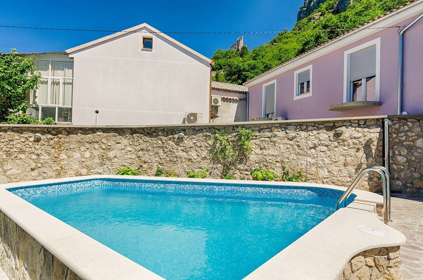 Mediterranes Steinhaus mit grosser Terrasse, Aussendusche, Privatpool, Babybett, Waschmaschine in Grizane, Primorje-Gorski Kotar