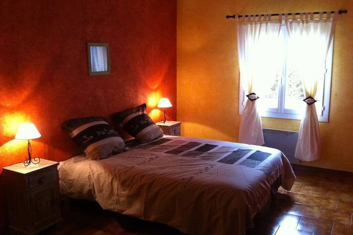 Location de vacances pour 8 personnes, avec terrasse et jardin à Quinson - 2