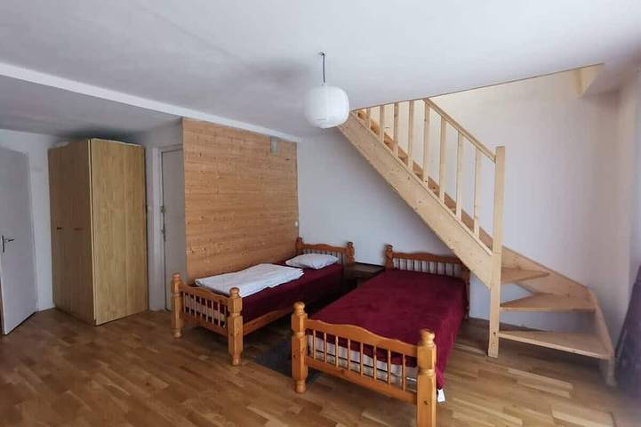 Gîte pour 10 personnes, avec jardin à Pugny-Chatenod - 4