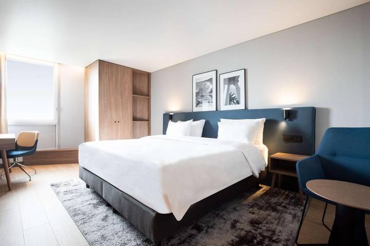 Hôtel pour 2 personnes, avec terrasse ainsi que piscine et vue dans Aeroport Nice - Cote D Azur - 4