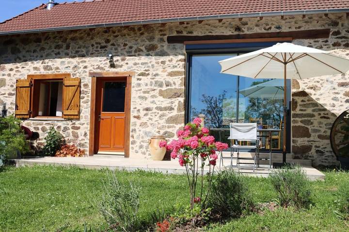 Location de vacances pour 3 personnes, avec Terrasse ainsi que Jardin et Vue à Sussac