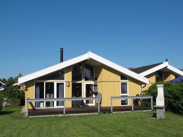 Ferienpark für 4 Personen, mit Whirlpool und Sauna sowie Terrasse und Garten, mit Haustier in Rechlin