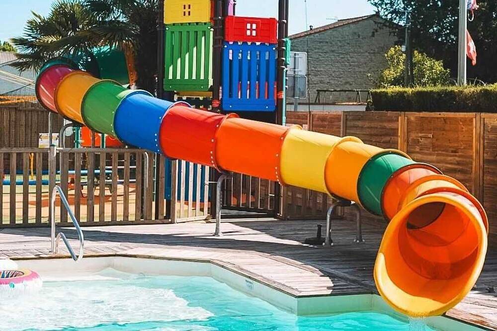Zecamping 3* piscine chauffée toboggans dog friendly locatif Tv 25m2 in Surgères, Rochefort region