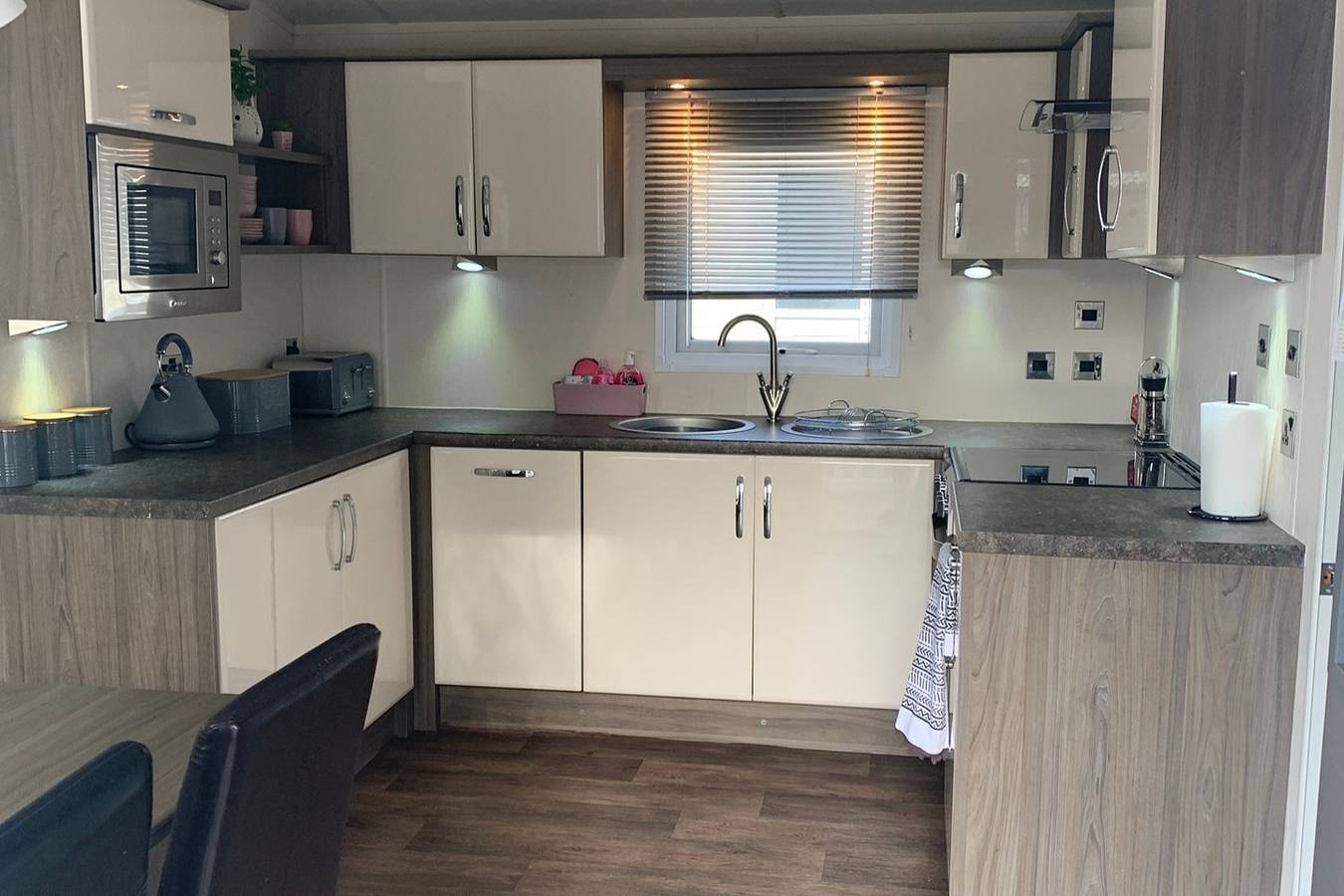 Caravan - Sleeps 6 - Patio, Parking in Mersea Island, Colchester