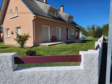 Gîte pour 10 personnes, avec jardin ainsi que piscine et vue, adapté aux familles à Lannemezan