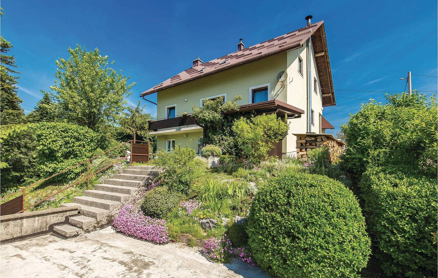 Ganze Ferienwohnung, Charmante Ferienwohnung in Delnice: WLAN, Parkplatz & Terrasse – 500 m zum Stadtzentrum in Delnice, Primorje-Gorski Kotar