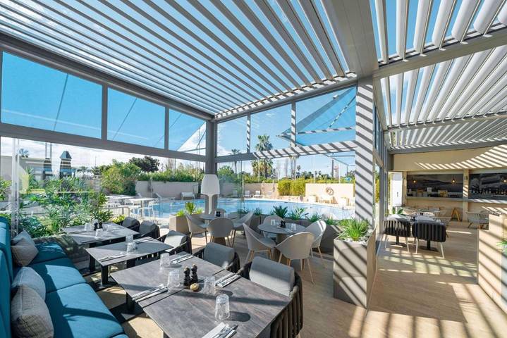 Hôtel pour 2 personnes, avec terrasse ainsi que piscine et vue dans Aeroport Nice - Cote D Azur