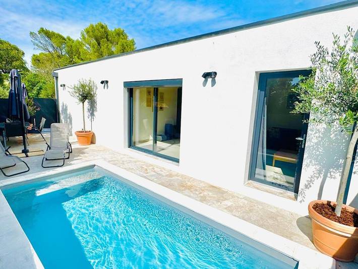 Location de vacances pour 6 personnes, avec piscine ainsi que terrasse et vue à Saint-Maximin (Nimes)
