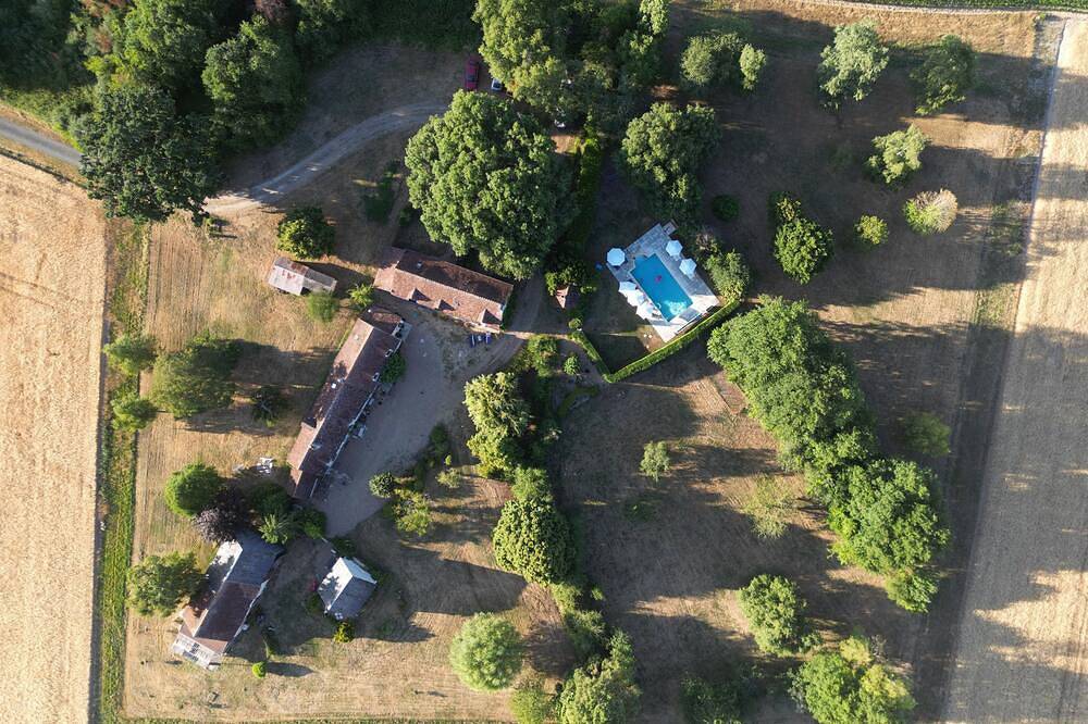 ​Charming 2 bed self-catering cottage with heated pool & panoramic views. in Le Petit-Pressigny, Loches und Umgebung