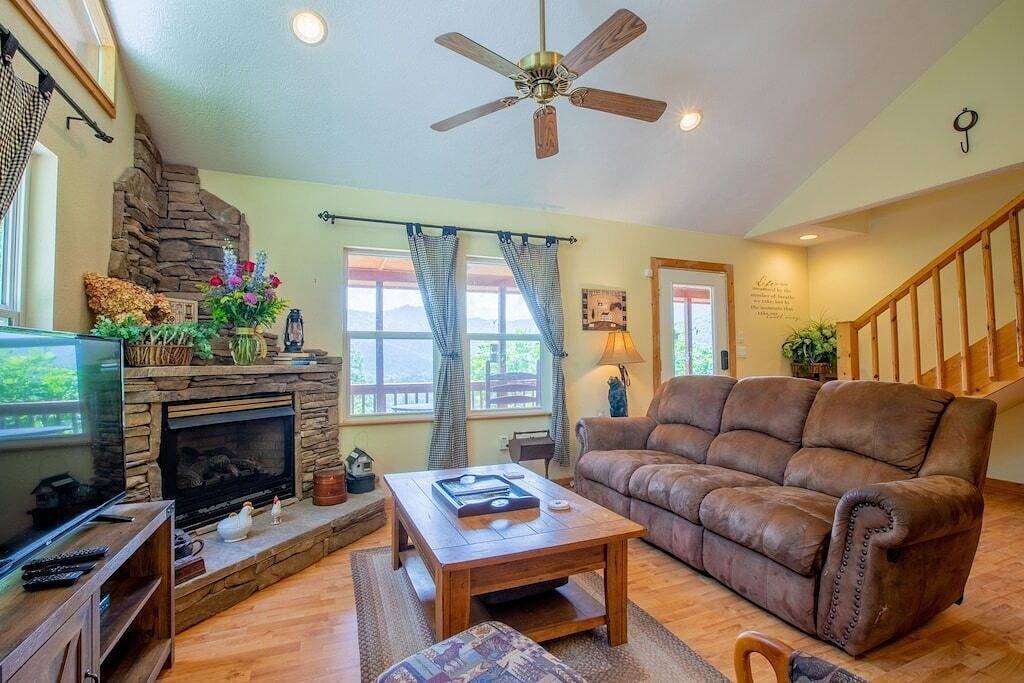 Smoky Mountain Holiday Home with Hot Tub! in Jackson County