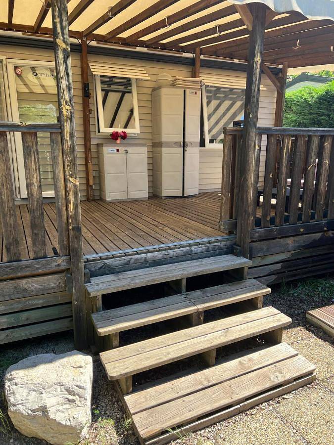 Camping pour 6 personnes, avec Terrasse et Jardin ainsi que Piscine et Vue à La Roque-d'Anthéron - 2