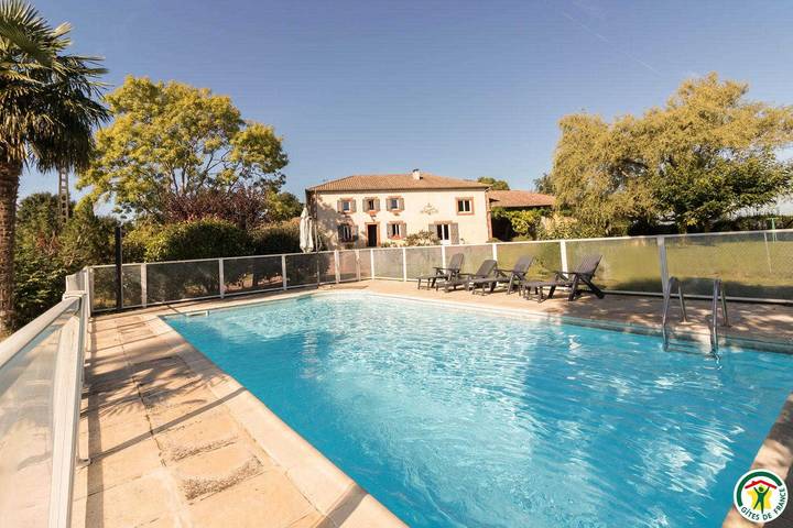 Gîte pour 10 personnes, avec Terrasse ainsi que Jardin et Piscine