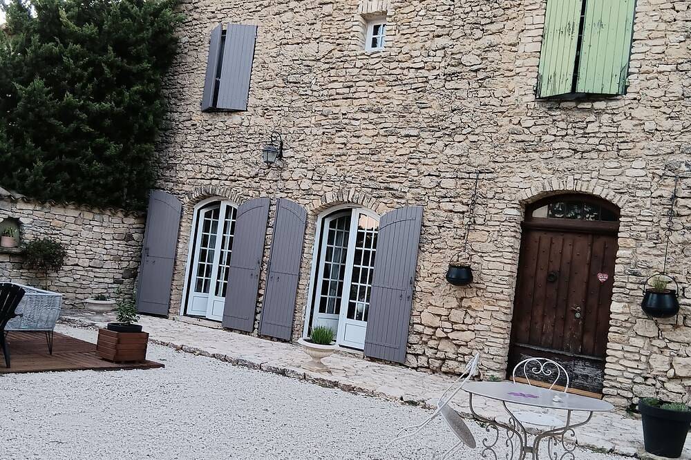 Mas Pacha welcomes you to its pleasant guest rooms in Provence.  in L'Isle-sur-la-Sorgue, Vaucluse
